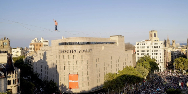 El mejor funambulista del mundo cruza Barcelona por los aires / EFE - Quique Garcia