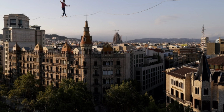 El mejor funambulista del mundo cruza Barcelona por los aires / EFE - Quique Garcia