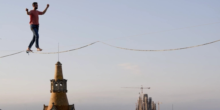 El mejor funambulista del mundo cruza Barcelona por los aires / EFE - Quique Garcia