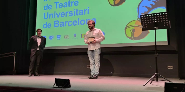 El director de Besoscénicos, Joan Ignasi Martí, recogiendo el premio de teatro / CEDIDA