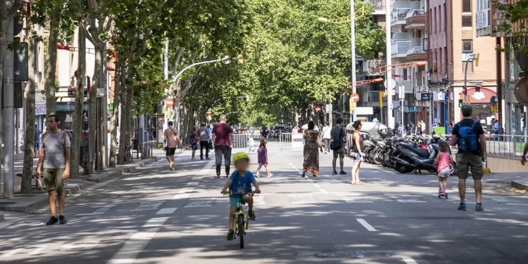 Paseo de Fabra i Puig cerrado al tráfico / FABRA CENTRE