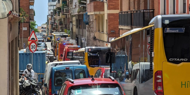 Largas colas de autobuses en Vallcarca por un accidente / TWITTER - @3ncr1pt4d0r