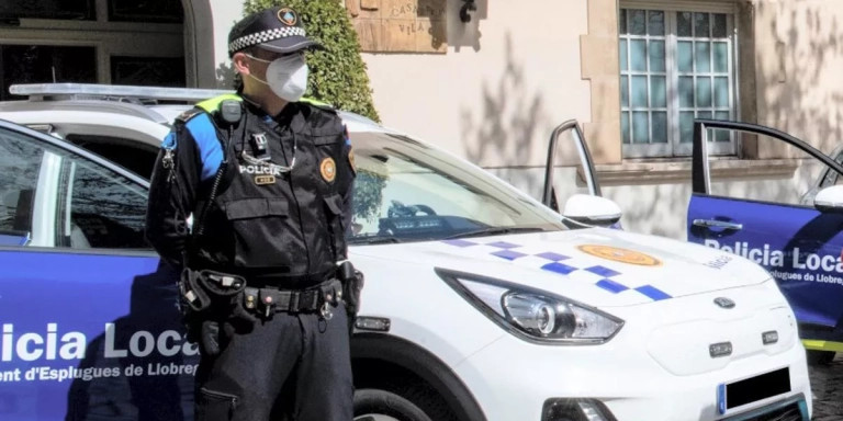 Un agente de la Policía Local de Esplugues de Llobregat / AJUNTAMENT ESPLUGUES
