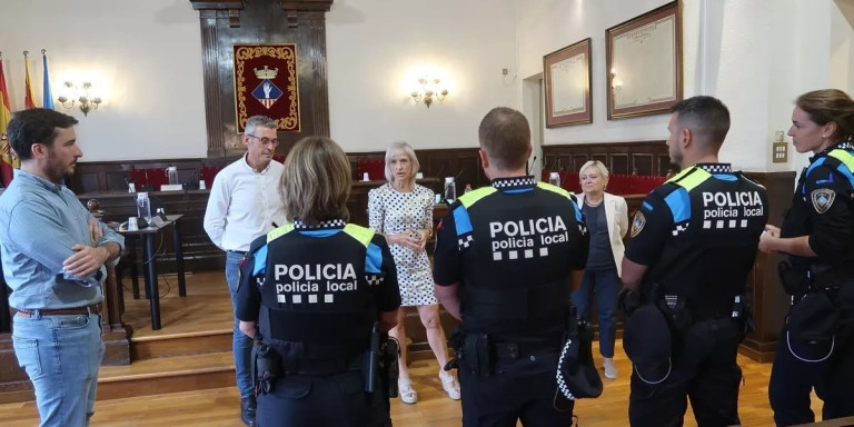 Agentes de la Policía Local de Esplugues con Limones y la alcaldesa Díaz / AJUNTAMENT ESPLUGUES