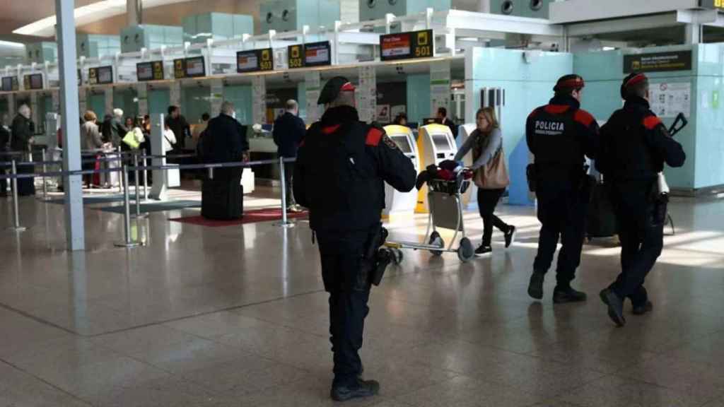 Una patrulla de los Mossos d'Esquadra en el Aeropuerto Barcelona-El Prat
