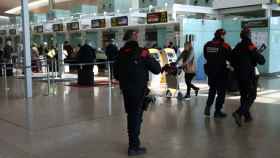 Una patrulla de los Mossos d'Esquadra en el Aeropuerto Barcelona-El Prat / ÁNGELA VÁZQUEZ (MA)
