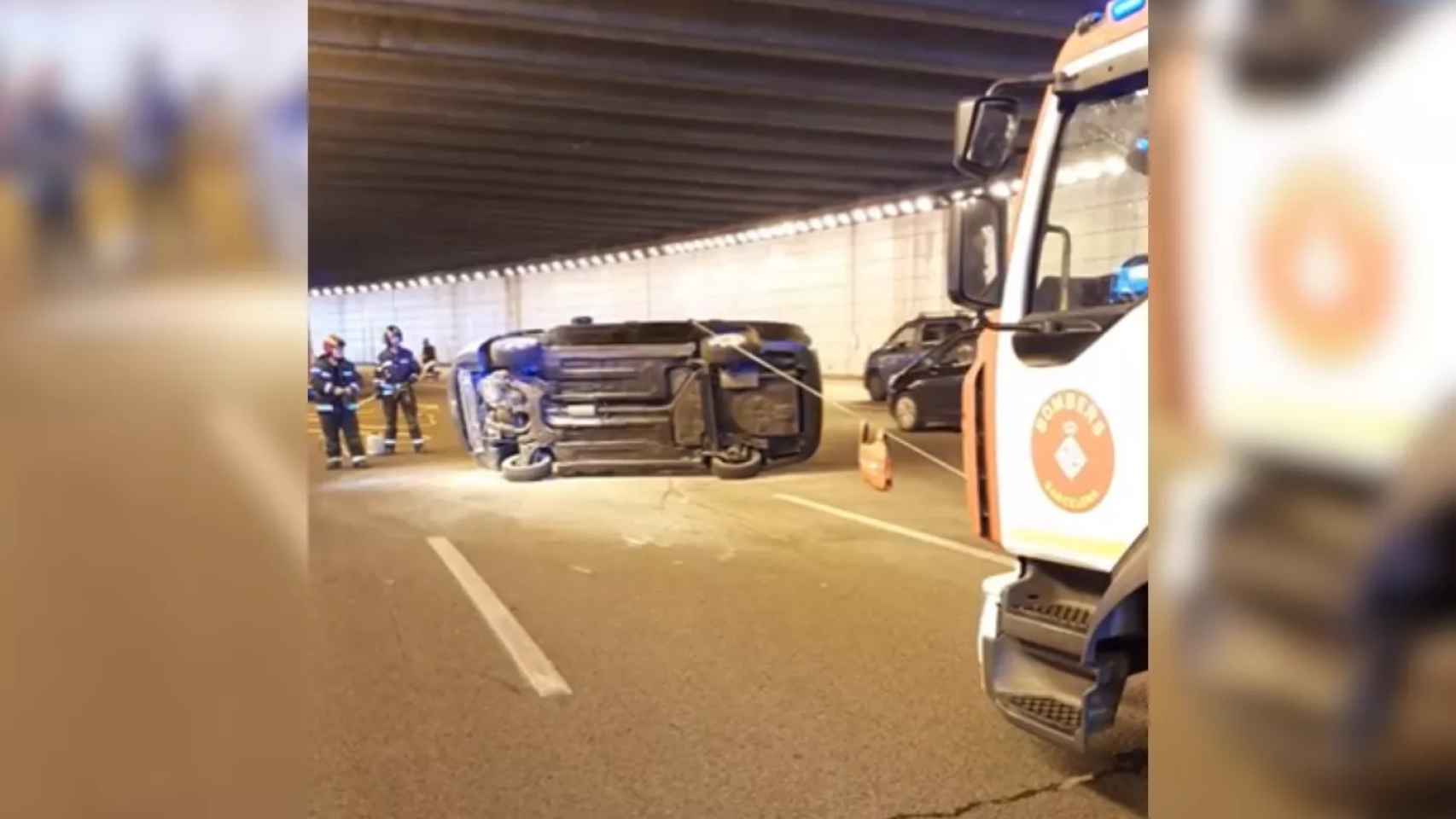 Los bomberos de Barcelona, remolcando un coche accidentado / TWITTER @BCN_BOMBERS