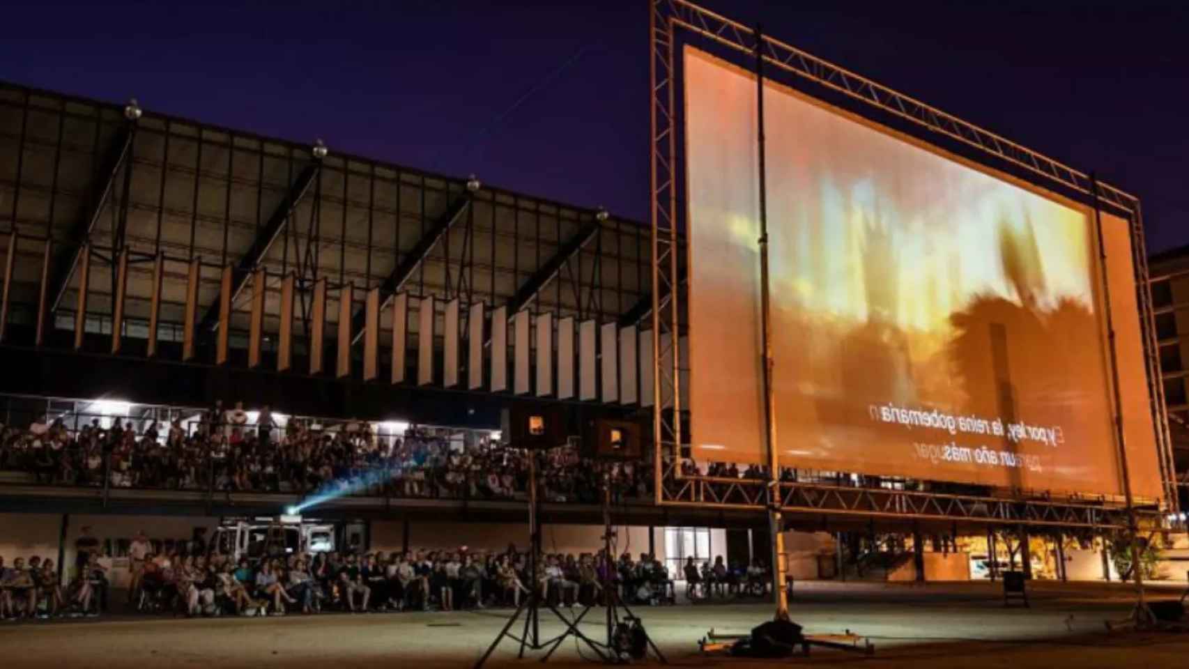 Proyección de una película en el Canódromo