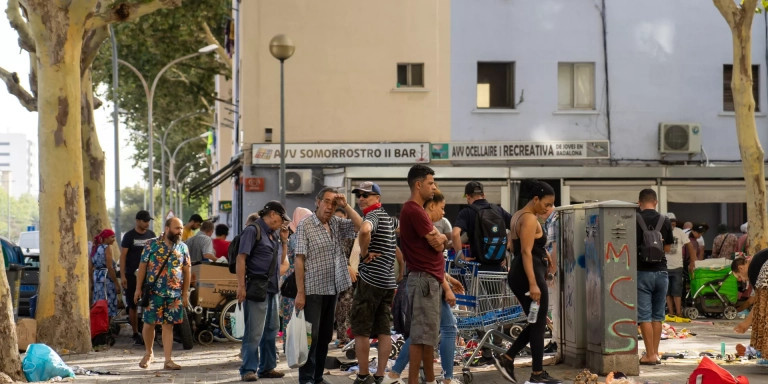 Vendedores y compradores en el mercado de la miseria de Badalona / GALA ESPÍN