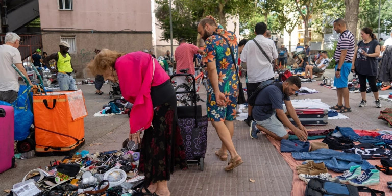 Los compradores se pasean por el mercadillo de la miseria de Badalona / GALA ESPÍN