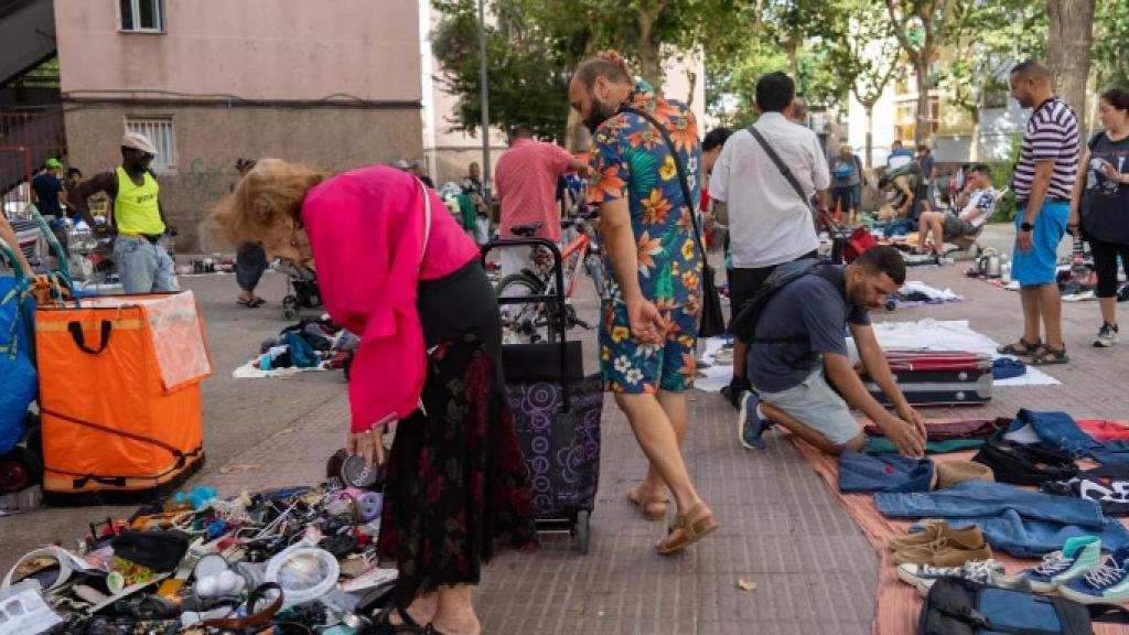 Los compradores se pasean por el mercadillo de la miseria de Badalona / GALA ESPÍN