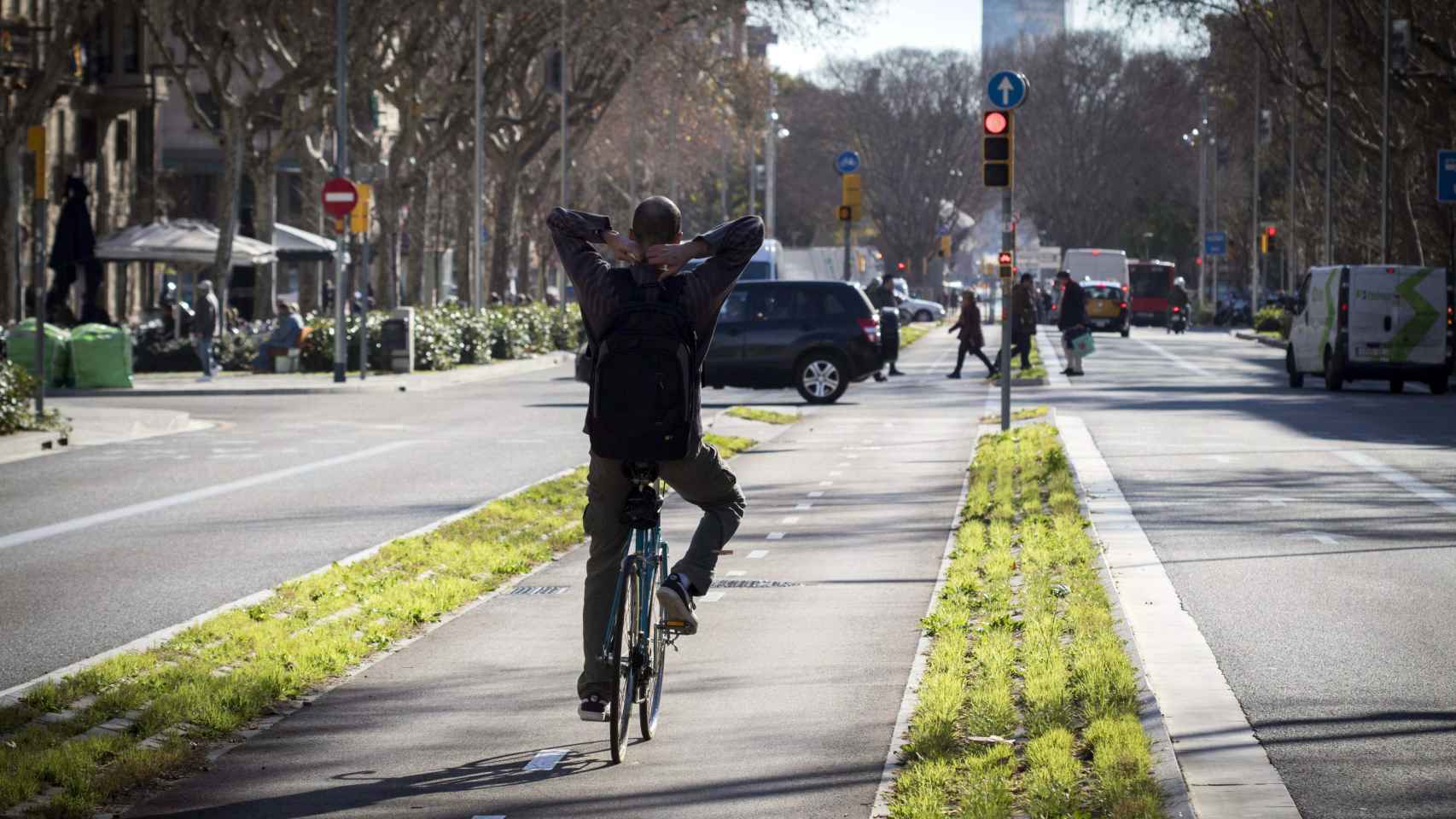 Un ciclista circula en Barcelona / HUGO FERNÁNDEZ