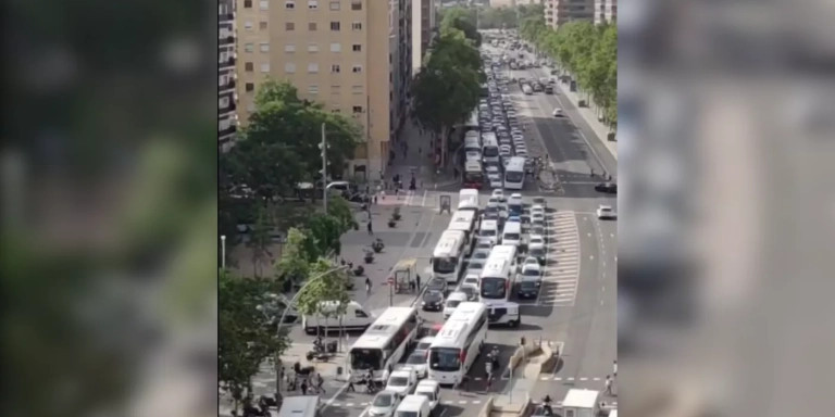 Congestiones en la avenida Meridiana de Barcelona a causa de un accidente / ENRIQUE CEPEDA