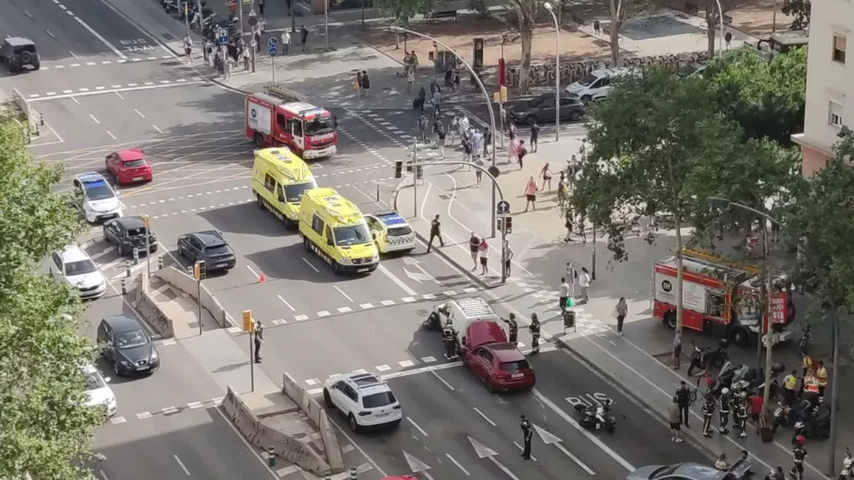 Imagen de un accidente en la avenida Meridiana / TWITTER - ENRIQUE CEPEDA