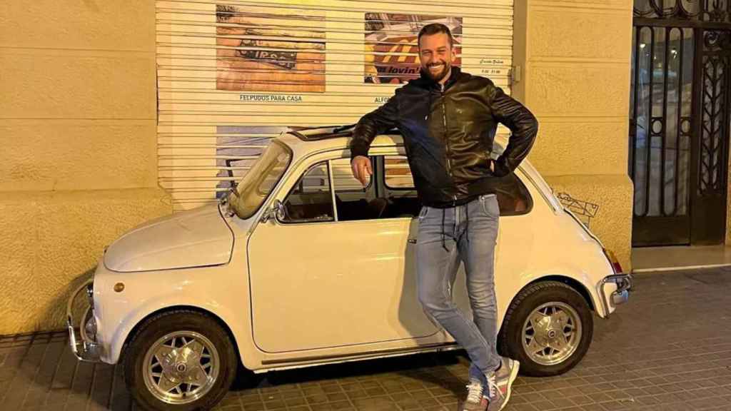 Paolo junto a su Fiat 500 en Barcelona / CEDIDA