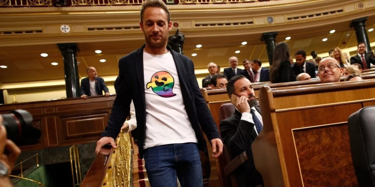 Arnau Ramírez pasa junto a Santiago Abascal en el Congreso con la camiseta de 'gaysper' / EUROPA PRESS