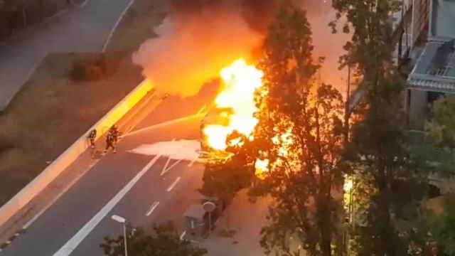 Incendio en un autobús en el barrio de Canyelles de Barcelona / TWITTER