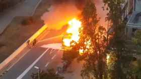 Incendio en un autobús en el barrio de Canyelles de Barcelona / TWITTER