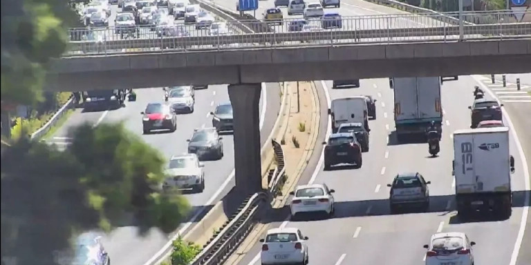 Coches circulando en la operación salida del verano de 2023 / TRÀNSIT