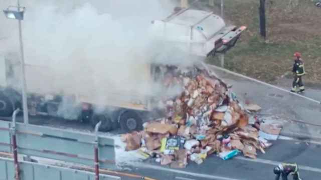 El papel de dentro de un camión ardiendo en Barcelona / CEDIDAS