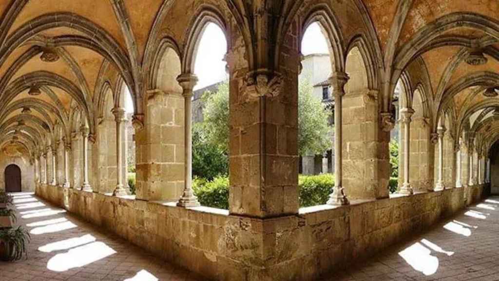 Claustro interior del Monasterio de la Murtra en Badalona