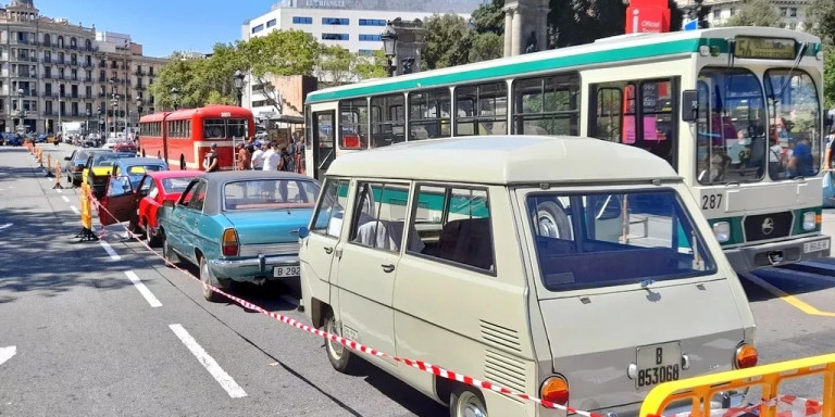 Coches de los años 70 en plaza Catalunya para el rodaje / TWITTER @AdriaAlsina