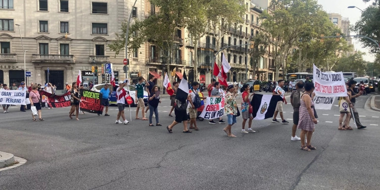 Manifestantes de Perú claman por la liberación de Pedro Castillo en Barcelona / METRÓPOLI