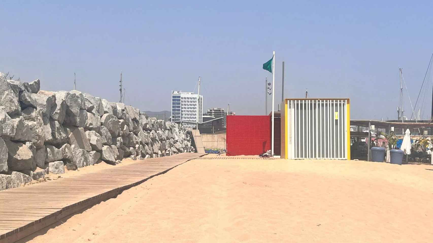 Uno de los lavabos de la playa de Badalona / METRÓPOLI