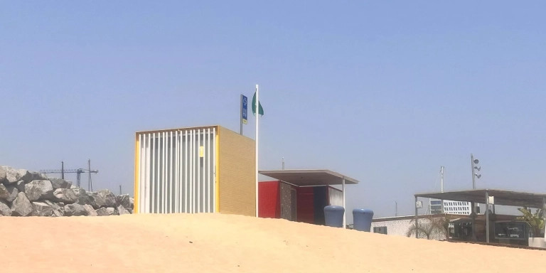 Uno de los lavabos de la playa de Badalona / METRÓPOLI