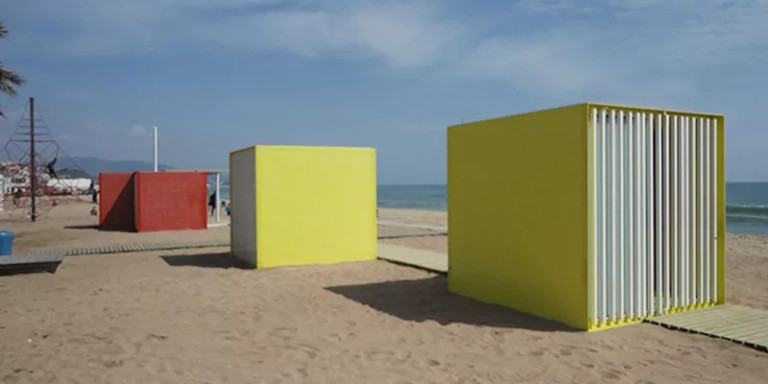 Conjunto de lavabos públicos en las playas de Badalona / RRSS