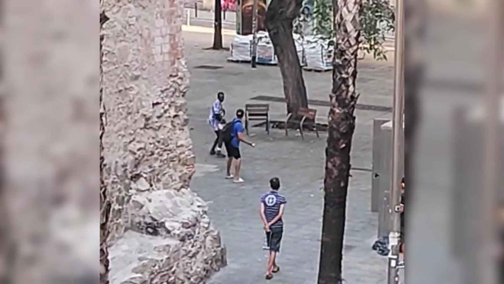 Pelea entre dos jóvenes en El Raval de Barcelona / TWITTER