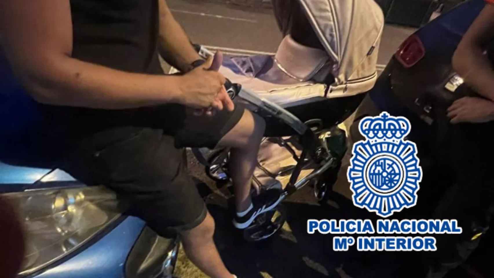 El agente de la Policía Nacional junto con un carrito del bebé / PN