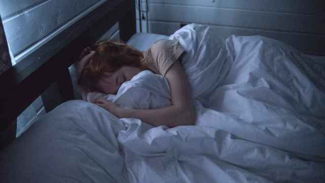 Una joven duerme con luz artificial / PEXELS