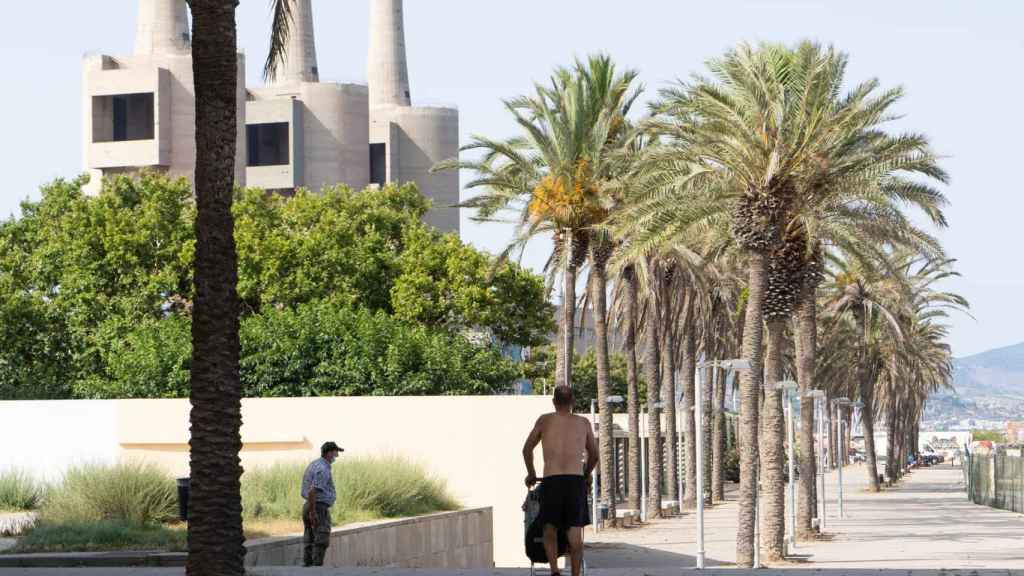 Un hombre empuja un carro de chatarra en la playa de Sant Adrià de Besòs  / GALA ESPÍN