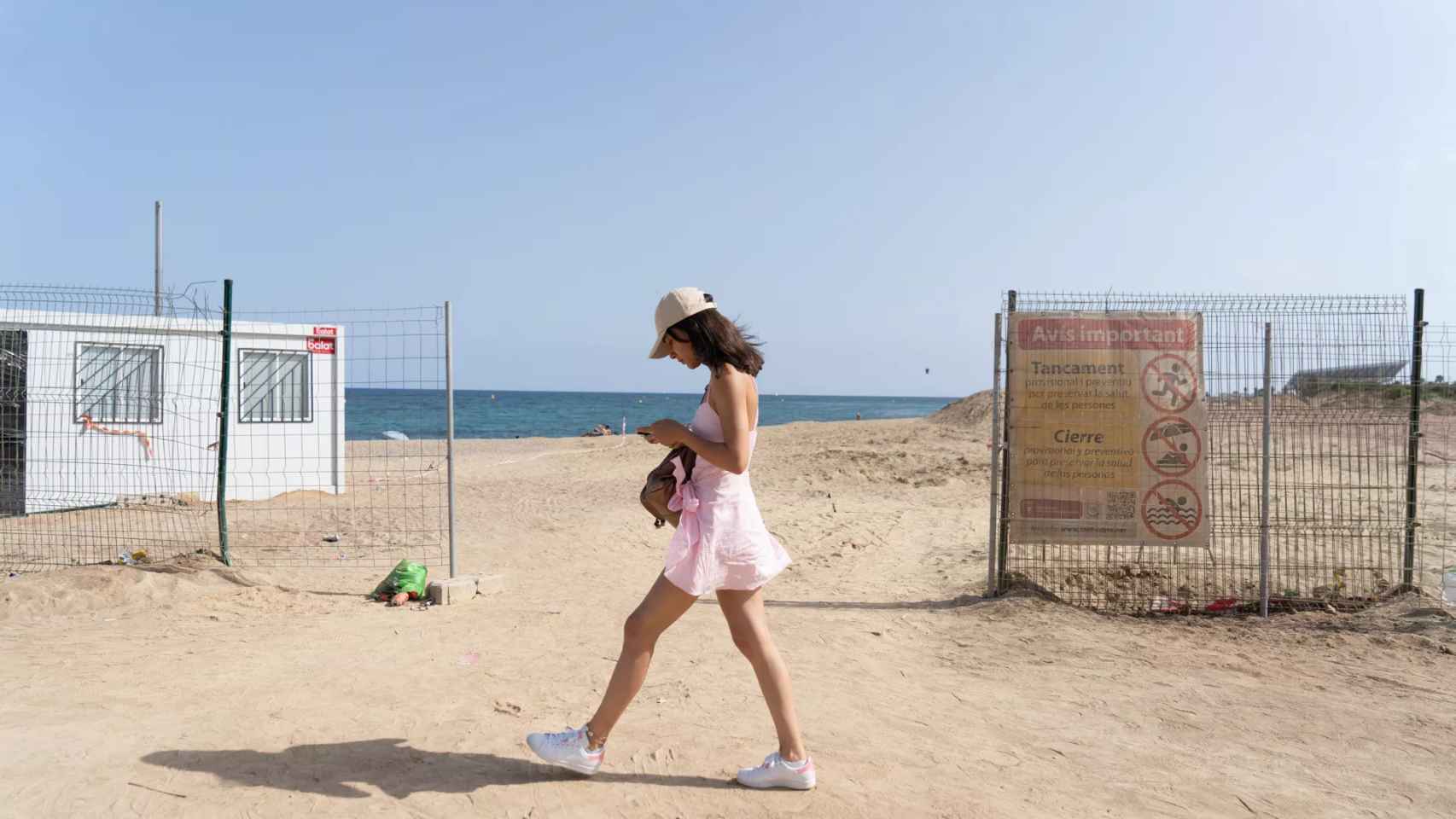 Entrada a la contaminada playa del Litoral de Sant Adrià de Besòs  / GALA ESPÍN