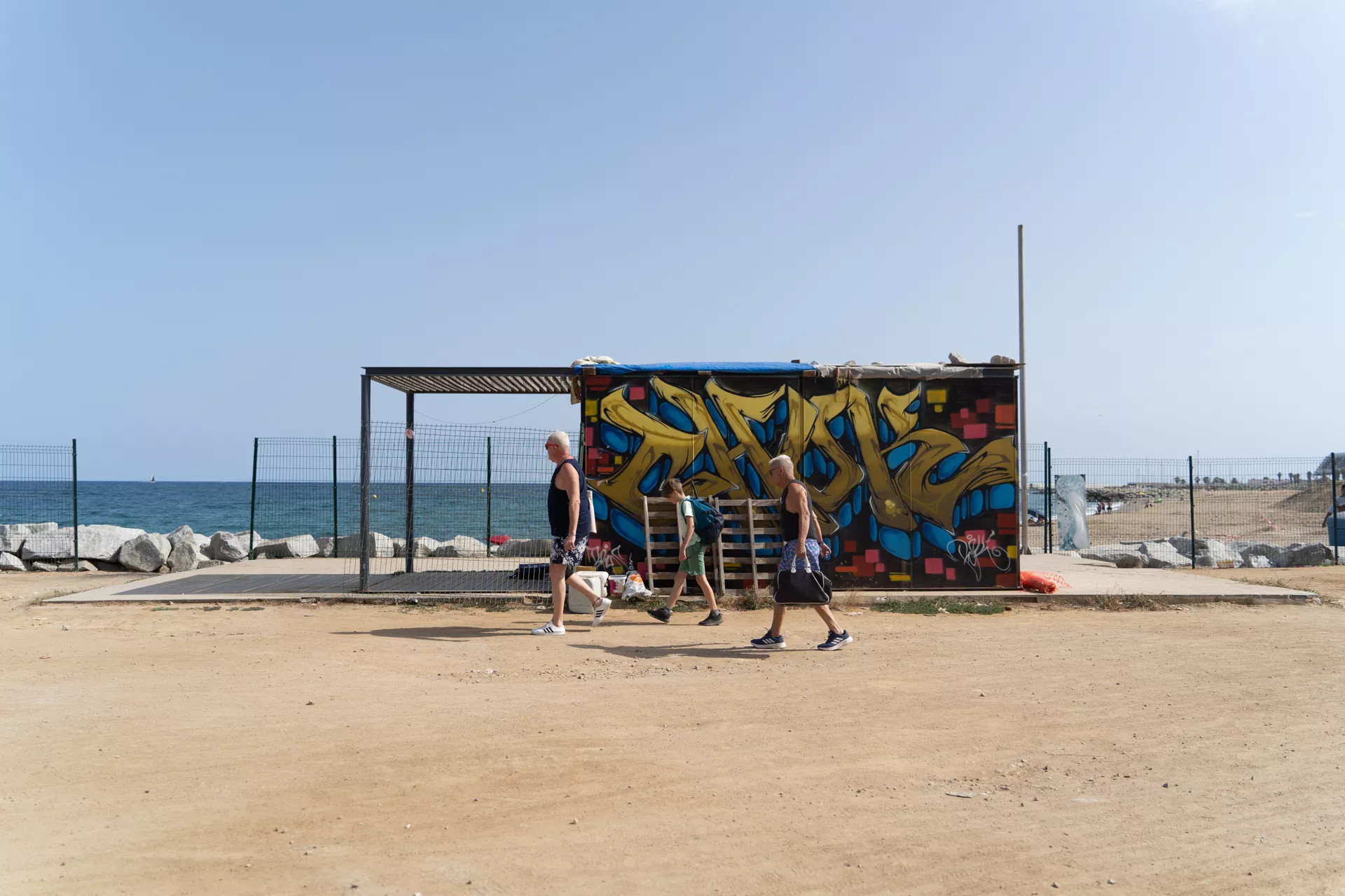 La abandonada caseta de socorrista que han retirado en la playa de Sant Adrià de Besòs  / GALA ESPÍN