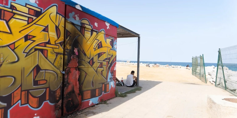 Caseta de socorristas que han retirado en la playa de Sant Adrià de Besòs  / GALA ESPÍN