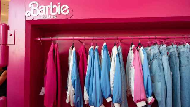 Corner de Barbie en el Zara de paseo de Gràcia de Barcelona / LUIS MIGUEL AÑÓN