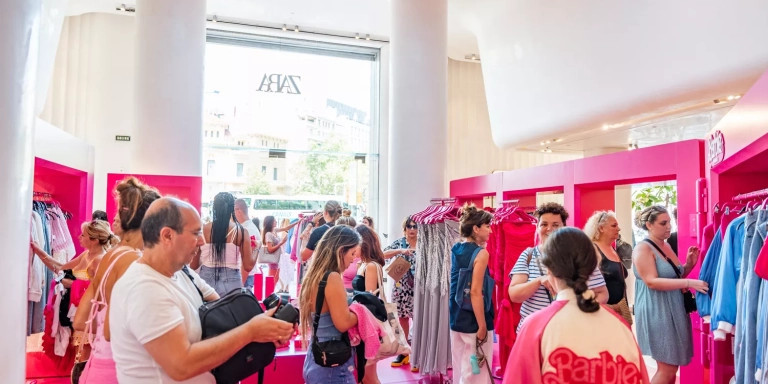 Asistentes en el corner de Barbie en Zara / LUIS MIGUEL AÑÓN