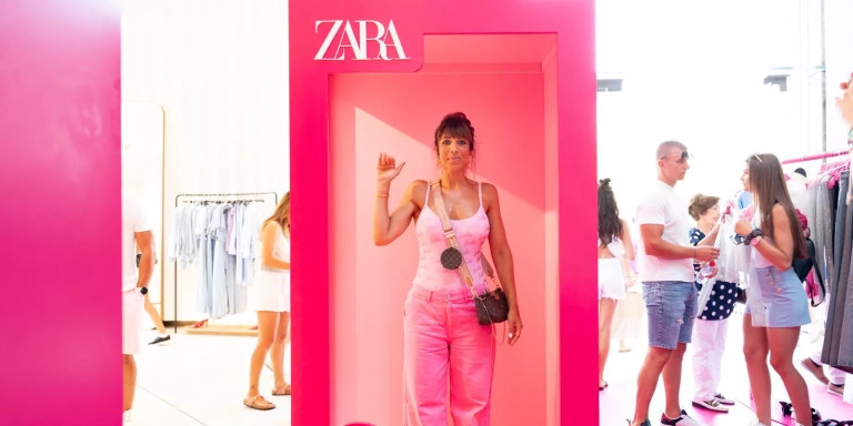 Una fan de Barbie en el photocall de Zara / LUIS MIGUEL AÑÓN