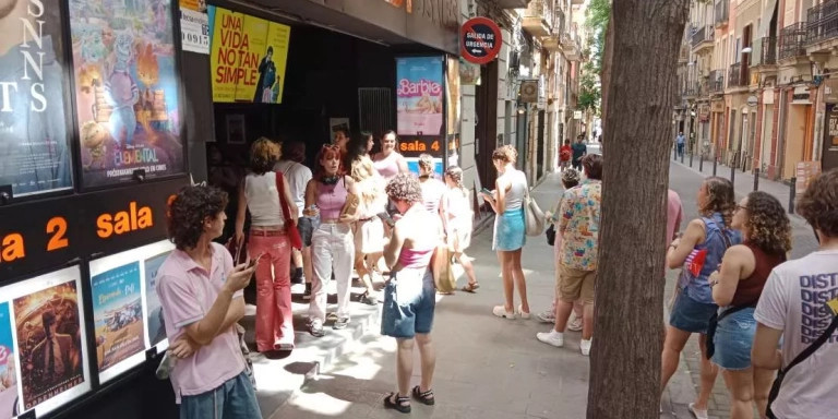 Asistentes en las afueras de los cines Verdi / CEDIDA