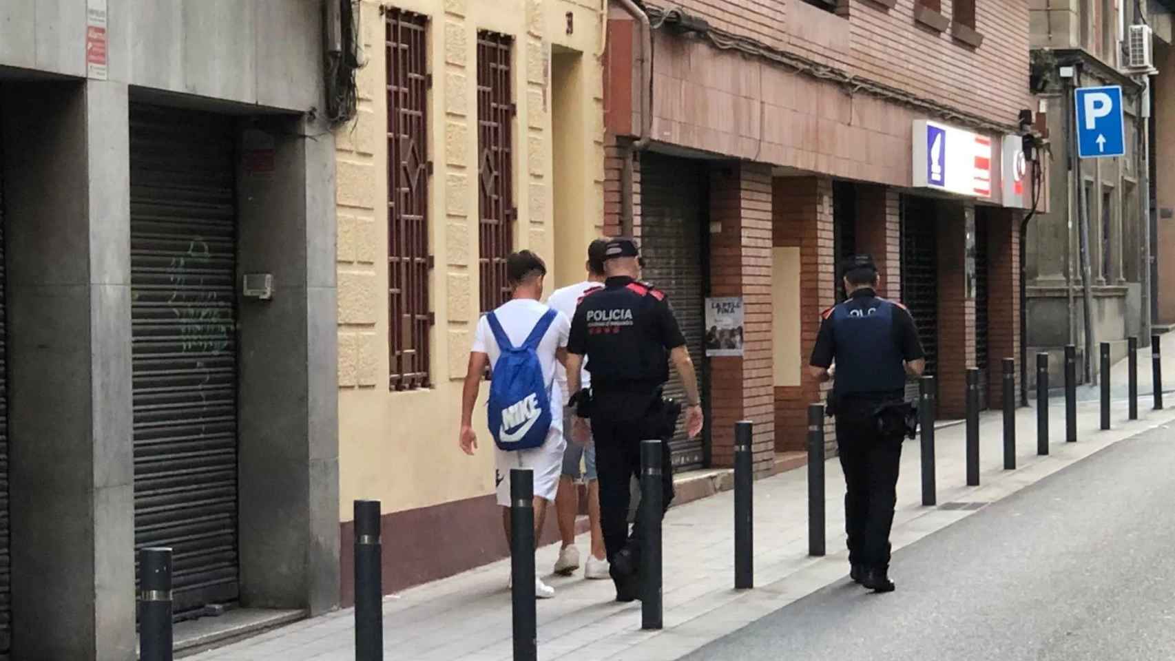 Dos jóvenes acompañados por los Mossos d'Esquadra tras cogerles los datos / EUROPA PRESS