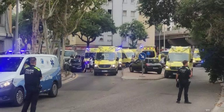 Policía, Sanitarios y Bomberos trabajan alrededor del incendio en el barrio de Sant Roc de Badalona / CEDIDA