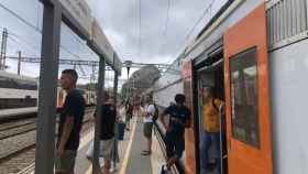 Pasajeros parados en la estación Garraf de la R2 Sud / CEDIDA