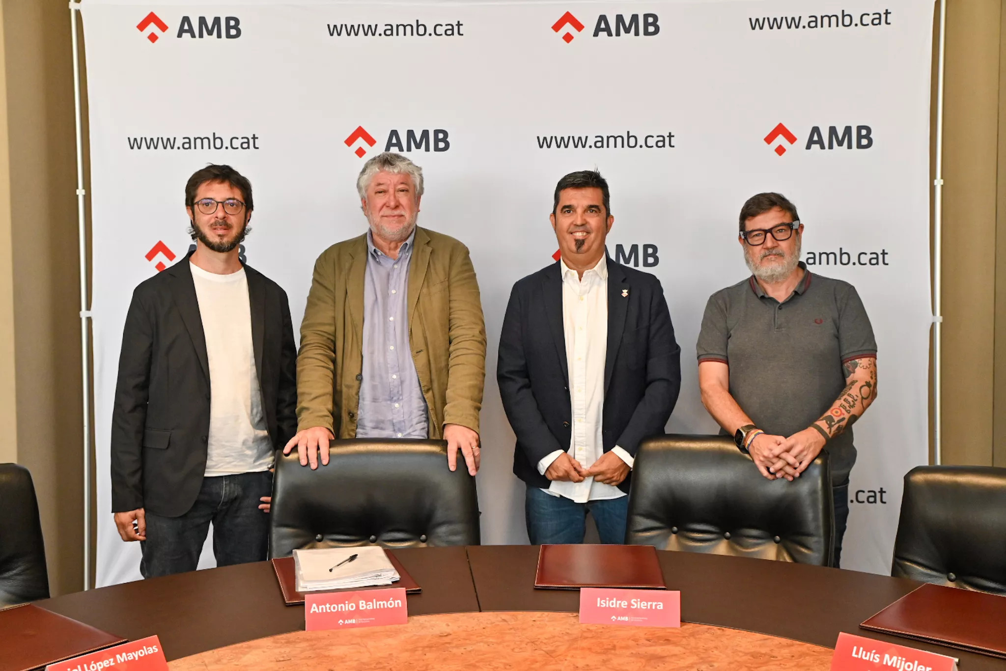 Oriol López (ERC), Antonio Balmón (PSC), Isidre Sierra (JxCat) y Lluís Mijoler (comunes) en la firma del acuerdo de gobierno metropolitano / AMB