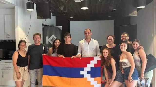 Sarkis Hakobyan con jóvenes armenios y una de las banderas del país / CEDIDA