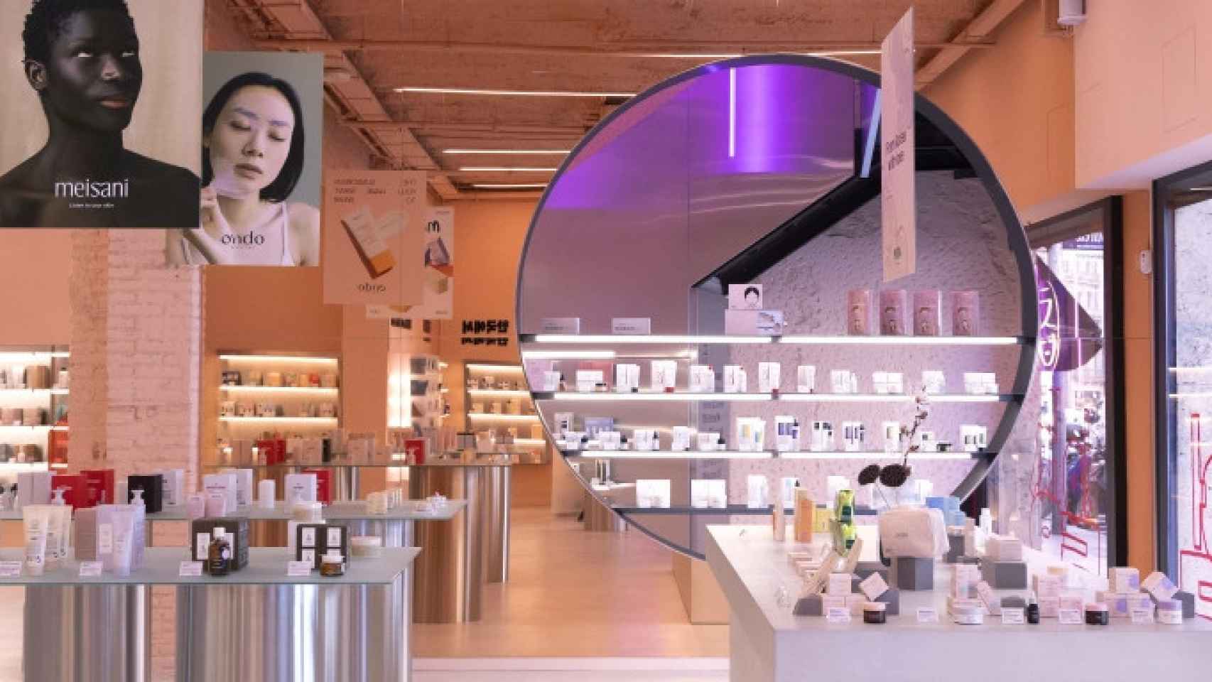 Interior de la tienda MiiN Cosmetics en la calle Balmes de Barcelona