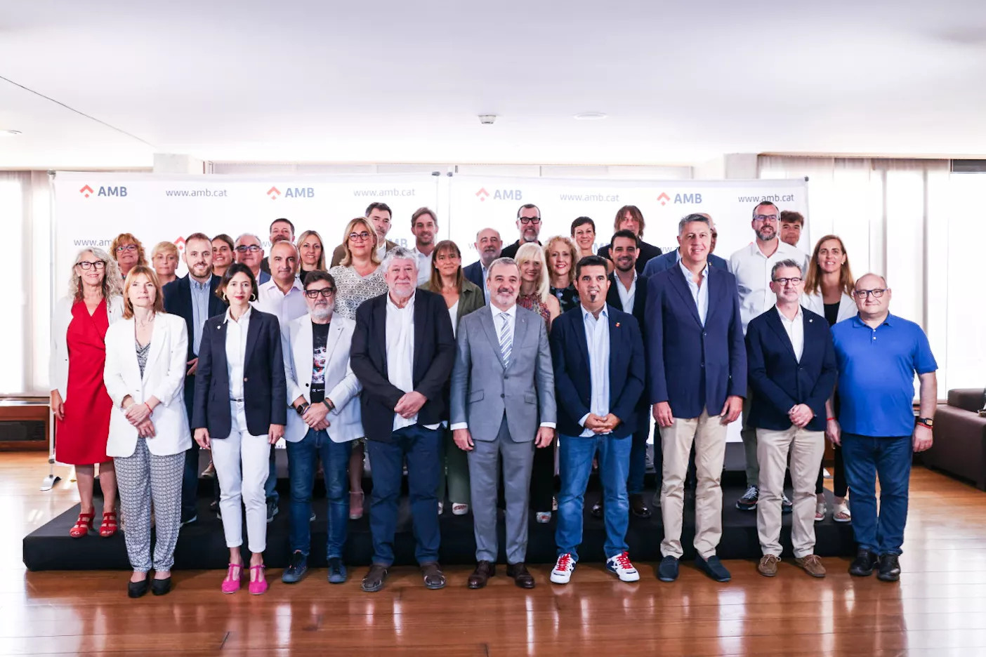 Jaume Collboni, en el centro, con todos los alcaldes metropolitanos / AMB
