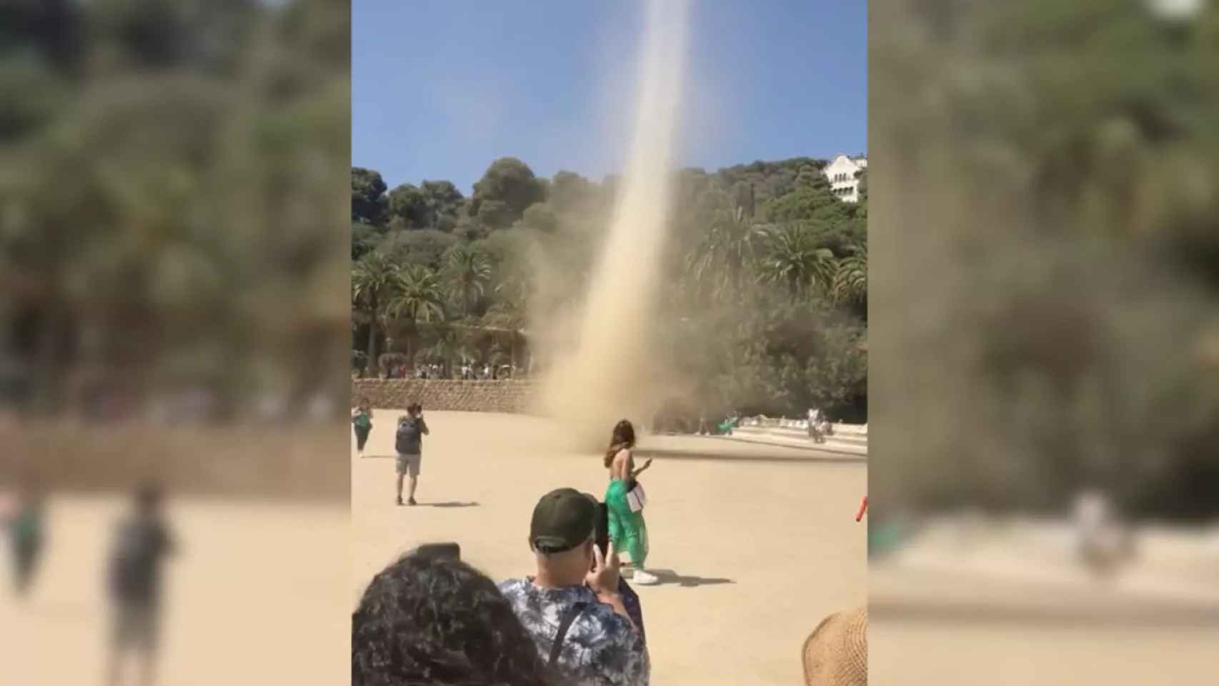 Un pequeño tornado en el Park Güell pone en alerta a los visitantes / METRÓPOLI