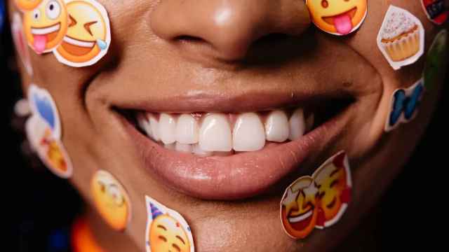 Sonrisa rodeada de emojis / Pavel Danilyuk / PEXELS